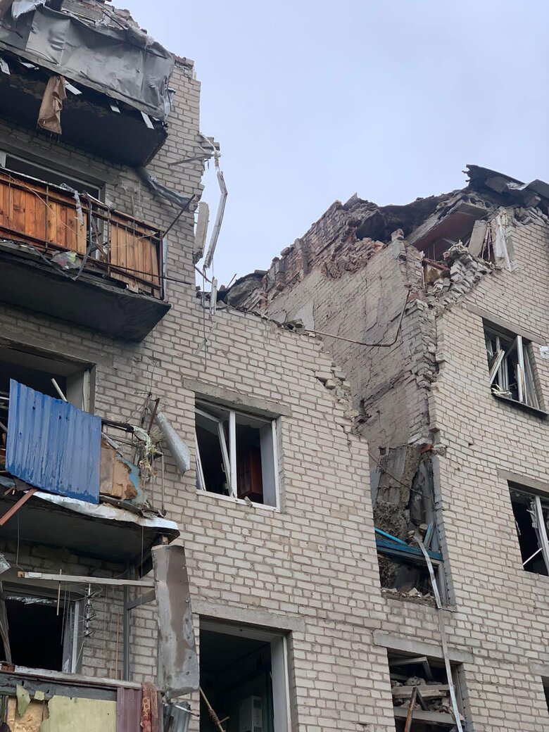 Росіяни масовано обстріляли Слов’янськ. Прильоти у п’ятиповерхівку, пошкоджені приватні будинки. Є загиблий 04