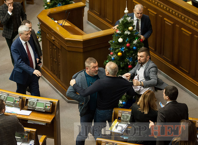 Шуфрич и Береза подрались в Раде из-за плаката с агентом Путина - Медведчуком 03