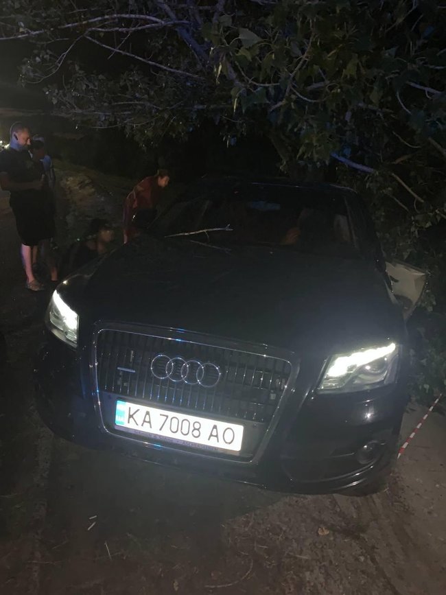 Пьяная судья Колегаева на своем Audi вылетела с дороги и чуть не сбила людей на тротуаре в Киеве 06