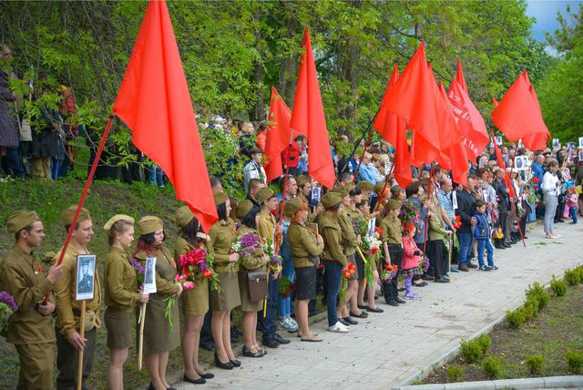 Пособник боевиков, коммунист Фомичевский провел в Изюме сепаратистское шоу. В шествии участвовало районное и городское начальство, - активист 05 Пособник боевиков, коммунист Фомичевский провел в Изюме сепаратистское шоу. В шествии участвовало районное и городское начальство, - активист 05