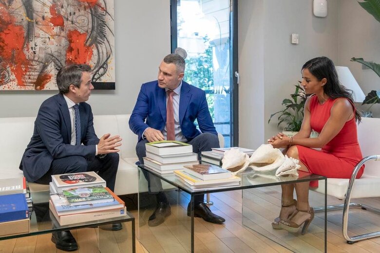 Кличко встретился с мэром Мадрида: Показал, что творят российские варвары в Украине 04 Кличко встретился с мэром Мадрида: Показал, что творят российские варвары в Украине 04