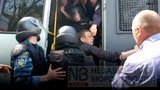 "Беркут" упаковал в автозак 30 человек в масках в центре Киева. ФОТОрепортаж
