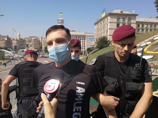 На Аллее Героев Небесной Сотни снесли декорации ко Дню Независимости: есть задержанные (Обновлено) 13