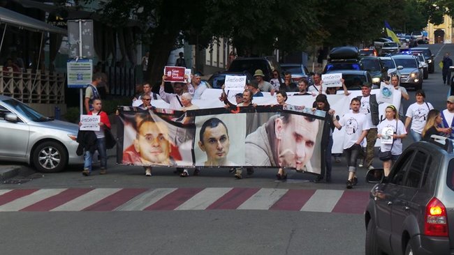 Участники акции Free Sentsov пикетировали посольства Франции и Германии с требованием к Меркель и Макрону лично подключиться к освобождению украинца 04