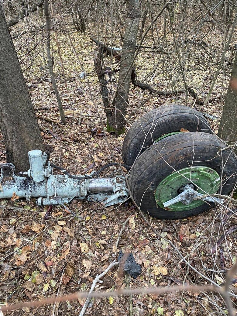 Українські воїни оглядають уламки російського Су-24М під Бахмутом 02