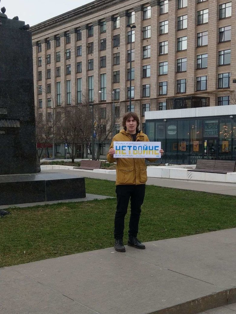 Возле Кремля задержали мужчину с плакатом Христос за мир. Также пикетчиков задерживали в Санкт-Петербурге и Нижнем Новгороде 02