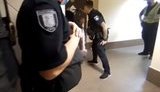 Поранений під час стрілянини на Голосієві поліцейський закривав вічко, поки двері різали болгаркою, - ЗМІ. ВIДЕО