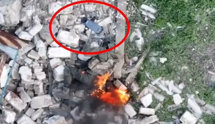 Український дрон "спостерігає" за окупантом, якого охопив вогонь. ВIДЕО