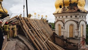 Пошкоджений дах Успенського собору в Лаврі перекрили на 70%