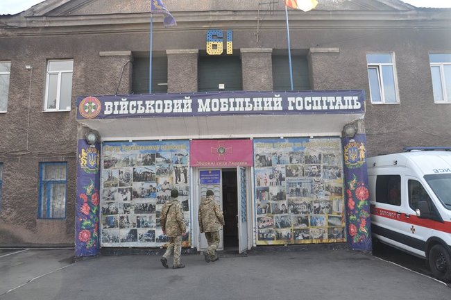 Волонтери з Литви передали військовому госпіталю в Маріуполі 15 медичних ліжок і реанімобіль 01