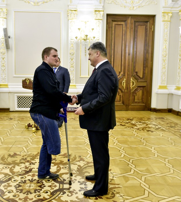 Порошенко вручил 19 добровольцам государственные награды 06