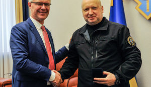 Незважаючи на агресію Росії, продовжуємо реформувати сектор безпеки й оборони за стандартами НАТО, - Турчинов на зустрічі з главою Комітету нацоборони Естонії Гансо