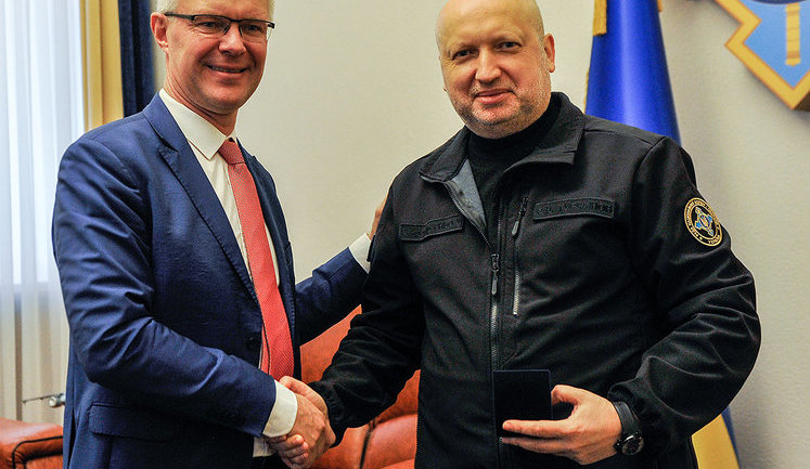 Незважаючи на агресію Росії, продовжуємо реформувати сектор безпеки й оборони за стандартами НАТО, - Турчинов на зустрічі з главою Комітету нацоборони Естонії Гансо