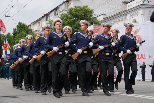 Оккупанты провели в Крыму сразу два военных парада 12