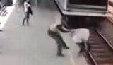 "Набросился на него, как кошка", - спасение самоубийцы в метро юным полицейским. ВИДЕО