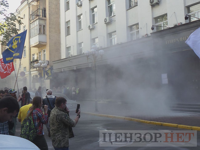 Під час мітингу під ГПУ проти екстрадиції в РФ Тумгоєва сталися сутички: мітингувальники бють вікна, їх у відповідь поливають водою зі шлангів 32
