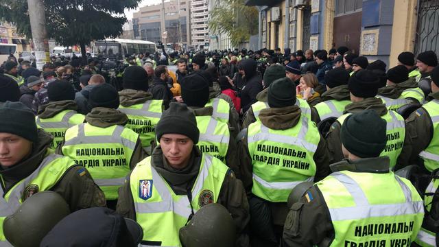Полиция разблокировала Святошинский райсуд: протестующие задержаны 03 Полиция разблокировала Святошинский райсуд: протестующие задержаны 03