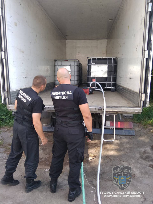 Незаконное промышленное производство алкоголя из автомобильного стеклоомывателя ликвидировано на Сумщине, - ГФС 01