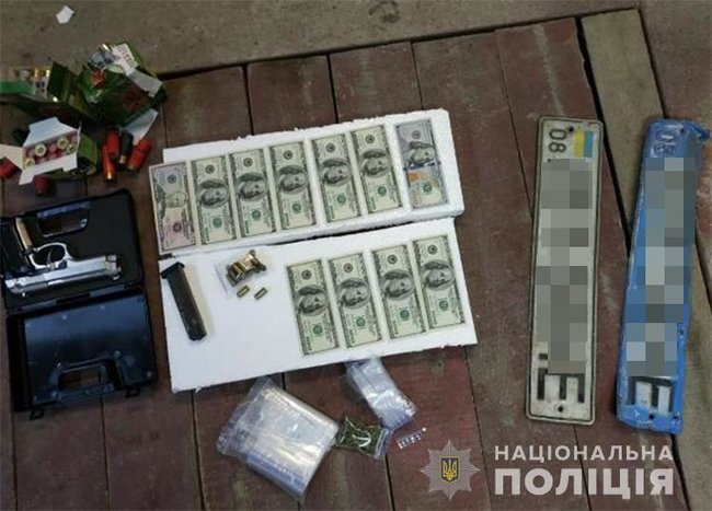 Карабин, пистолеты, гранаты, патроны: правоохранители задержали членов преступной группы вымогателей в Запорожской области 05