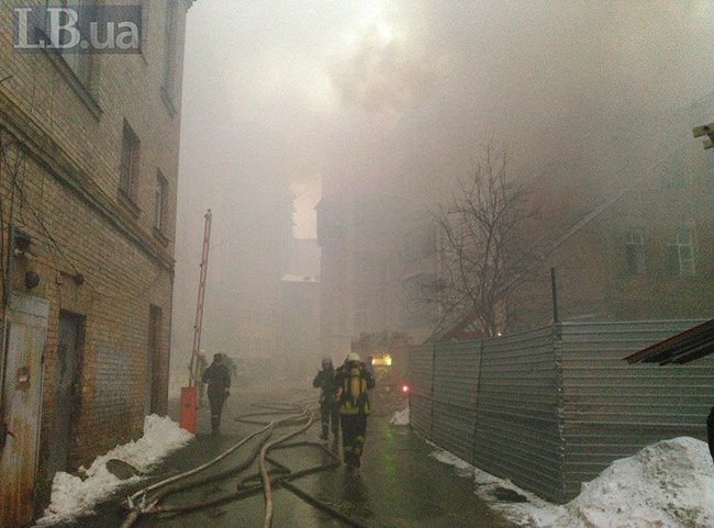 Пожар в центре Киева: огонь охватил историческое здание, пламя удалось локализировать 06