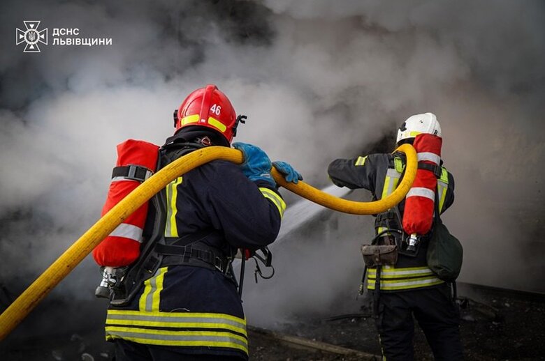 Рятувальники ліквідовують наслідки російського обстрілу