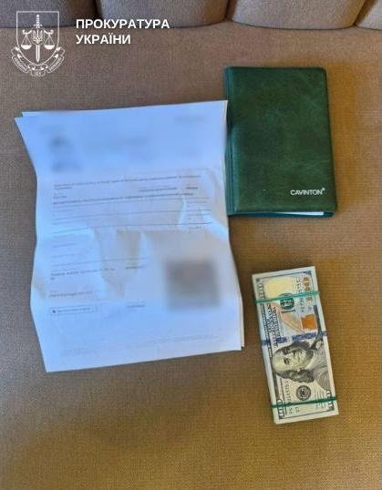 Київська прокуратура затримала депутата за пропозицію зняти з розшуку та працевлаштувати для броні