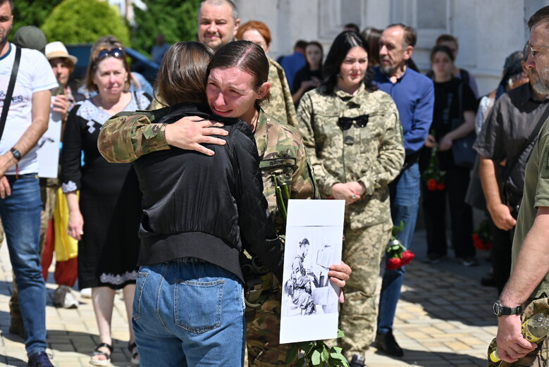 Зі скрипалем та воїном Давидом Якушиним, який загинув у бою з окупантами, попрощалися в Києві 03
