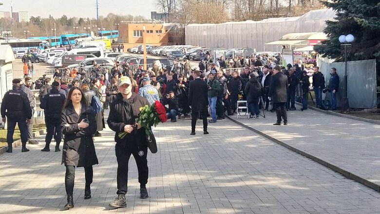 Рядом с гробом российского пропагандиста Татарского положили символ вагнеровцев - кувалду 01