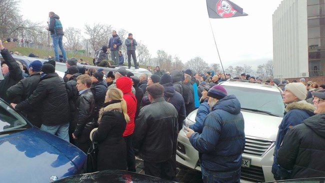 Protesters keep blocking police van with Saakashvili inside, construct barricade 12