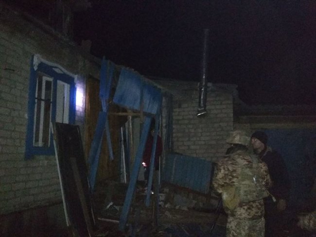 Наслідки обстрілу найманцями РФ житлового сектору Новолуганського 07