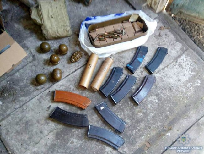 Полицейские обнаружили схрон с боеприпасами в Донецкой области 01