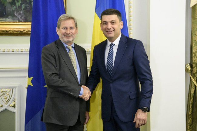 Гройсман зустрівся з комісаром ЄС Йоганнесом Ганом 01