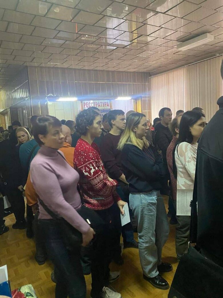 Massive attack on Kherson: giant queues at blood donation centers 02