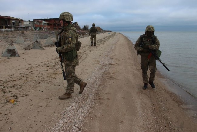 На Приазовї вертоліт Морської авіабригади змусив відійти від українського берега корабель ФСБ Росії, який займався збором розвідданих, - пресцентр ОС 05