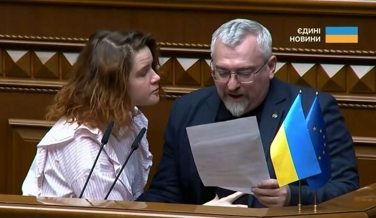 Безугла влаштувала сварку із нардепом Федієнком біля трибуни у сесійній залі ВР: "Для чого ти брешеш?!". ВIДЕО