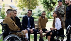 British Prime Minister visits wounded Ukrainian soldiers. PHOTO