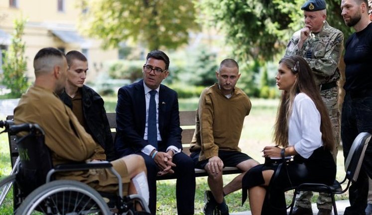 British Prime Minister visits wounded Ukrainian soldiers. PHOTO