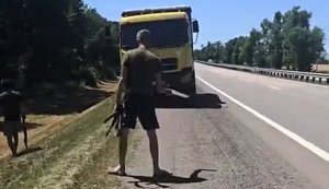 Троє росіян розглядають під вантажівкою український дрон, який ще не вибухнув: "П#дор лежит под баком. У него же там камера, если увидит - может въ#бать". ВIДЕО