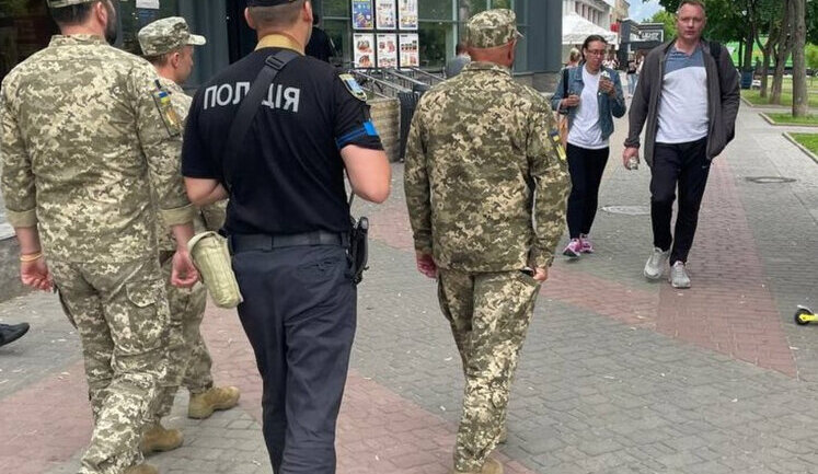 Блокування банківських карток та водійських прав для ухилянтів поки лише обговорюють, - "слуга народу" Федієнко