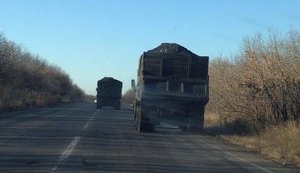 "Война войной, а гешефт по расписанию": боевики провозят фуры с углем через блокпосты армии и продают украинцам, - блогер. ФОТОрепортаж