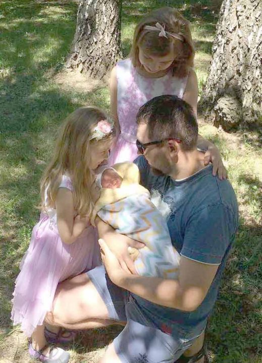 Винничанка родила на улице рядом с закрытым из-за COVID-19 роддомом 02