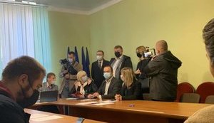 Корниенко прибыл на избирательный участок в Херсоне вместе с кандидатом от "Слуги народа" Козырем. ФОТО