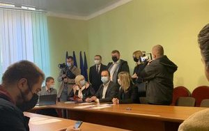 Корниенко прибыл на избирательный участок в Херсоне вместе с кандидатом от "Слуги народа" Козырем. ФОТО