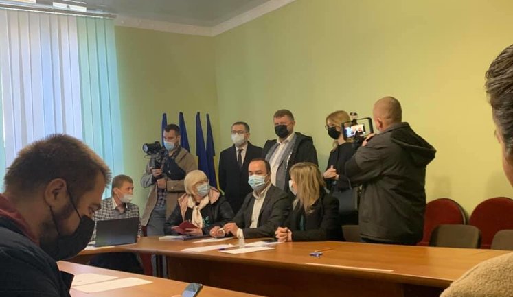 Корниенко прибыл на избирательный участок в Херсоне вместе с кандидатом от "Слуги народа" Козырем. ФОТО