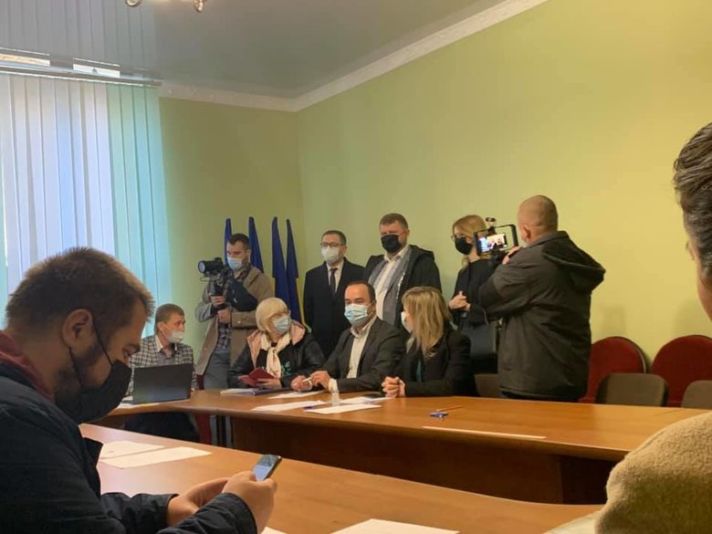 Корниенко прибыл на избирательный участок в Херсоне вместе с кандидатом от Слуги народа Козырем 01
