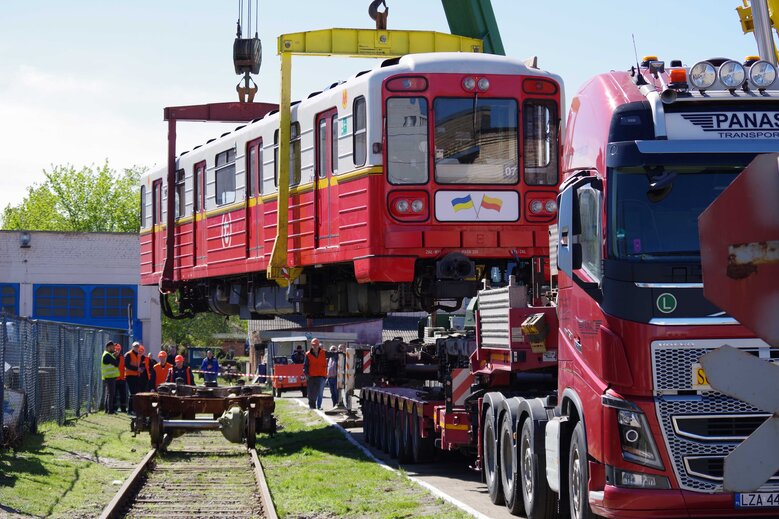 Київський метрополітен отримав усі 60 варшавських вагонів 03