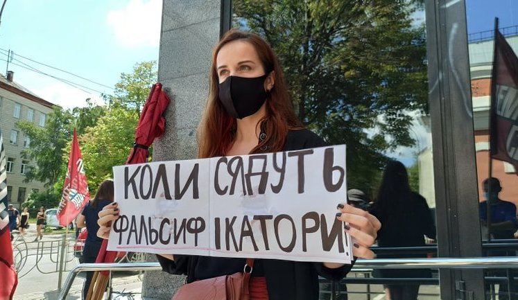 "Когда сядут фальсификаторы?": активисты пикетируют суд с требованием наказания для экспертов КНИИСЭ по делу Шеремета. ВИДЕО+ФОТОрепортаж