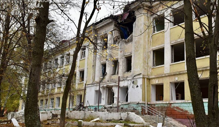 Доба на Донеччині: під ударами Костянтинівка та Сергіївка, у Краматорську обстрілами пошкоджено школу. ФОТОрепортаж