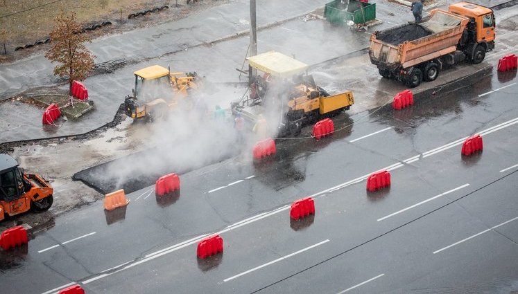 Київські комунальники кладуть асфальт під сильною зливою. ФОТОрепортаж+ВІДЕО (оновлено)