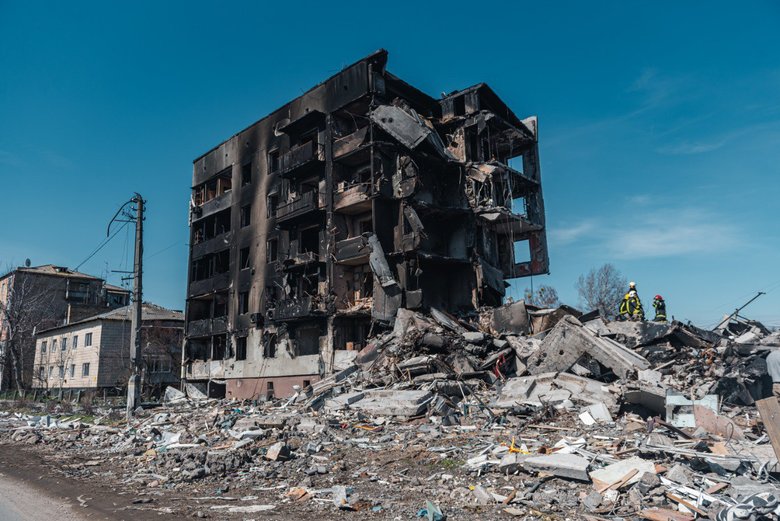 Розчавлені танками автомобілі та знищені вщент багатоповерхівки: найзруйнованіше місто Київщини Бородянка 19